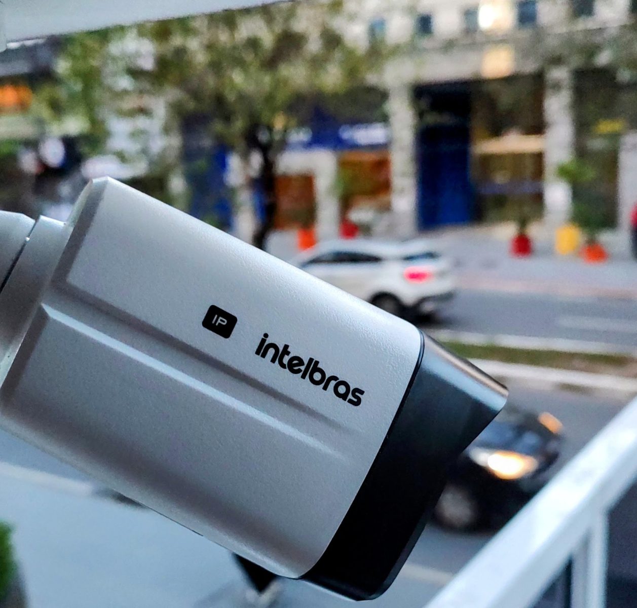Câmera de segurança Intelbras instalada
