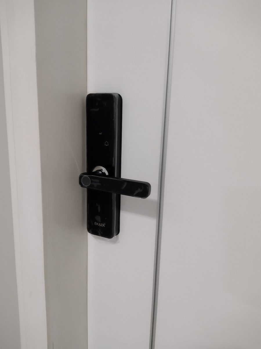 Fechadura inteligente instalada em porta branca