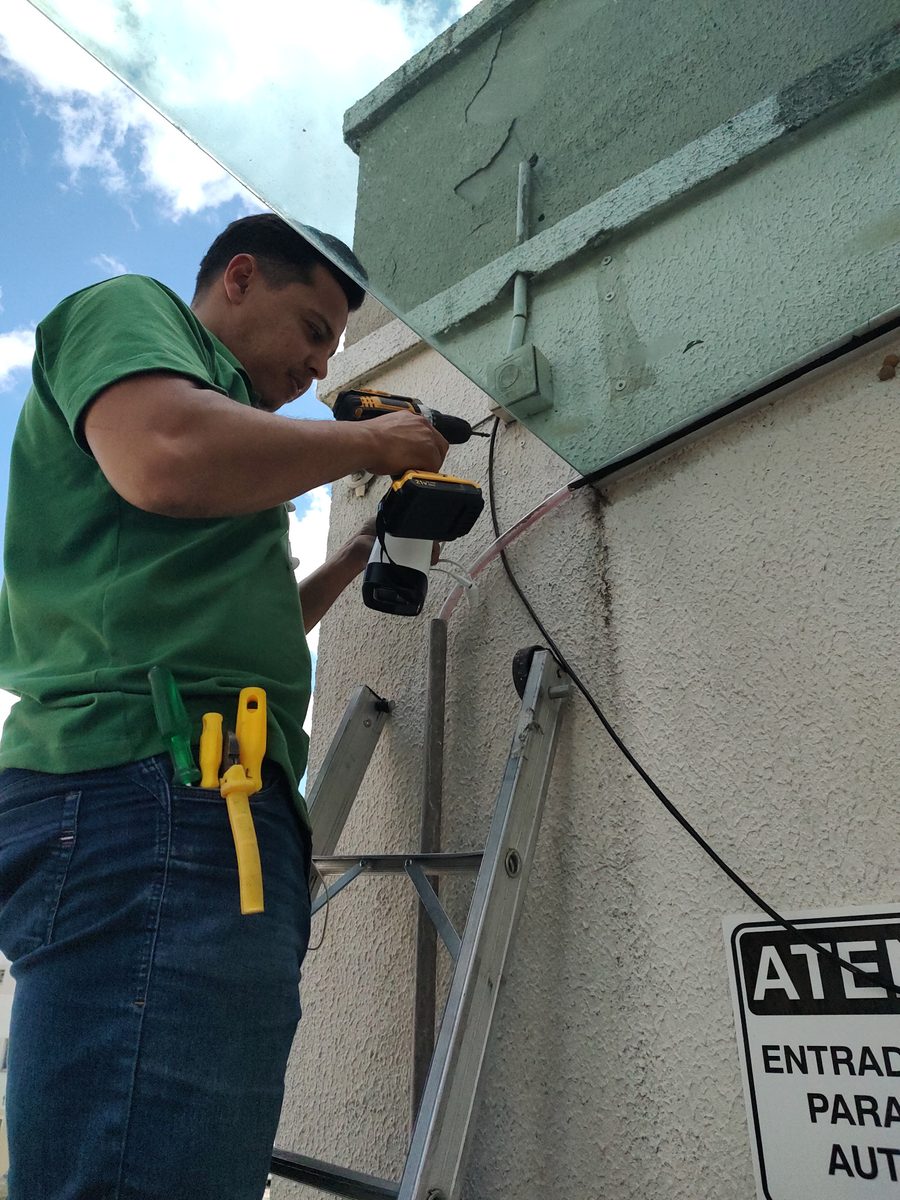 Técnico realizando instalação de segurança eletrônica